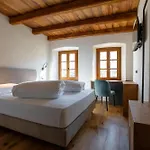 La Corte Del Glicine Pensionat Villa di Tirano